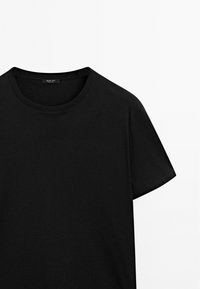 Schwarzes T-Shirt mit kurzen Ärmeln und Rundhalsausschnitt, mit sichtbarem Markenetikett im Kragen, auf weißem Hintergrund dargestellt.