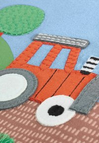 Oranger Traktor auf blauer Stoff, mit grauen Rädern, einem gestreiften Auspuff und grünen sowie braunen Applikationselementen.