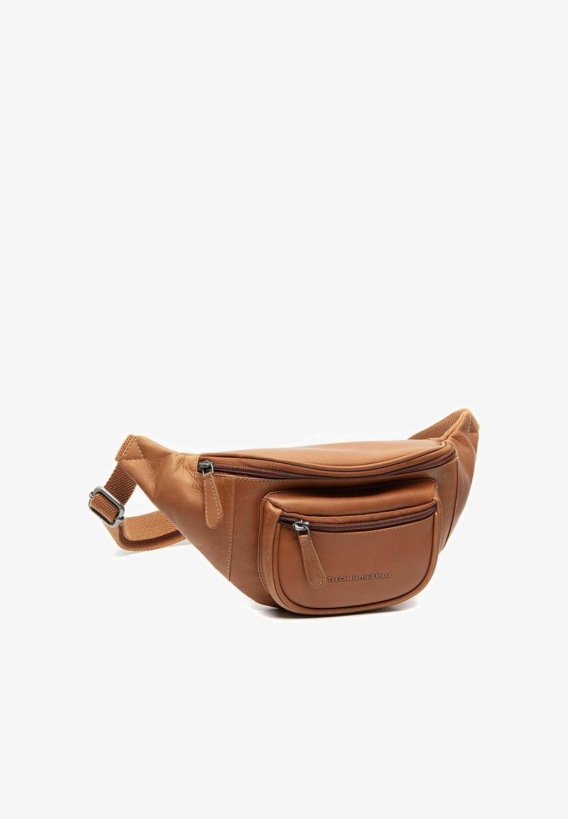 Bruine leren heuptas met twee ritssluitingvakken en verstelbare stoffen riem, voorzien van het merk "The Chesterfield Brand".