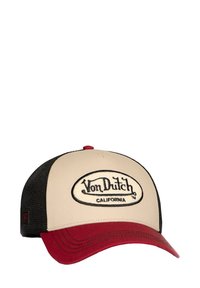 Gorra de camionero con panel frontal beige, visera roja y parte trasera de malla negra. Presenta el logotipo bordado de "Von Dutch" y ala curva.