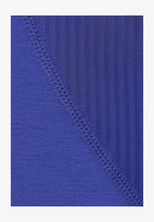 Levendige paarse stof met gladde en geribbelde texturen, met zichtbare stiksels langs de rand, die een naadloos ontwerp laten zien.