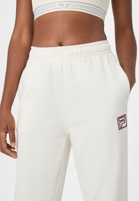 Fila APPAREL LAGRIO LOOSE - Verryttelyhousut - egret