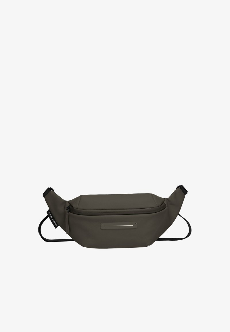 Mørkegrøn bumbag lavet af glat stof. Har en frontlomme med lynlås og justerbare stropper. Minimalistisk design med et diskret logo.