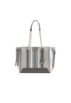 Sac cabas gris et blanc avec poignées en chaîne, motif texturé, rayures verticales, cordons latéraux et petite étiquette suspendue sur fond blanc.