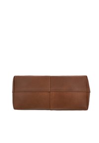 Pochette rectangulaire en cuir marron avec coutures visibles, vue par le dessous sur fond blanc.