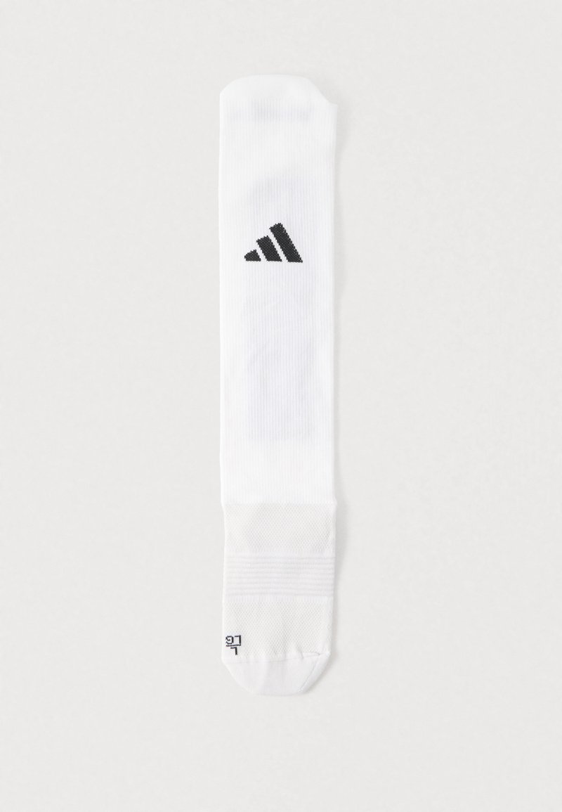 Λευκές αθλητικές κάλτσες με ραβδωτή υφή, με το μαύρο λογότυπο με τρεις ρίγες και μαξιλαρωτό επάνω μέρος για επιπλέον άνεση.