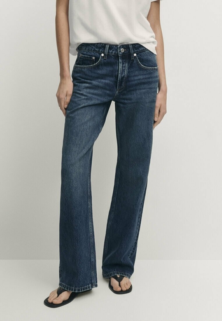 Dunkelblaue Denim-Jeans mit geradem Schnitt, ausgestattet mit einem Knopf- und Reißverschluss, normalen Taschen und dezenten Nähdetails.