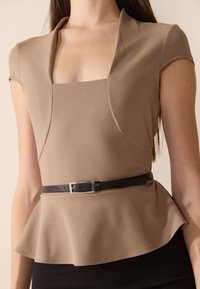 Béžový peplum top s krátkými rukávy, čtvercovým výstřihem a černým opaskem v pase. Měkká tkanina s hladkým povrchem.