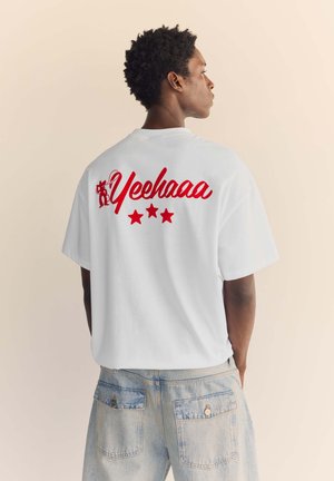 PULL&BEAR, COWBOY GRAPHIC AND EMBROIDERED BOXY-FIT - T-SHIRT - T-Shirt print - white