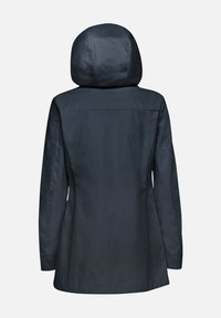 Chaqueta impermeable de color azul oscuro con capucha, mangas largas y corte recto, con líneas simples y una textura suave.