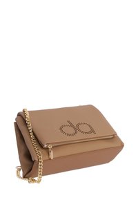 Bolso cruzado color marrón claro hecho de material texturizado, con una correa de cadena, cierre de cremallera y detalle de logo perforado en la parte frontal.