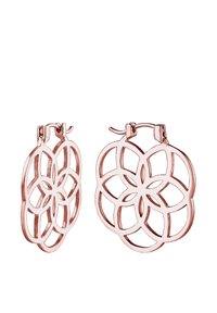Boucles d'oreilles créoles en or rose avec un design floral complexe, présentant des motifs ajourés et des textures lisses. Légères et modernes.
