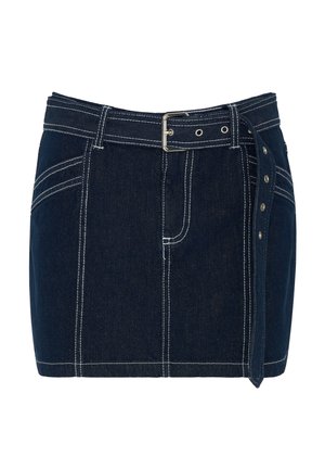 Mini-jupe en denim bleu foncé avec couture blanche, ceinture avant avec boucle et détails d'œillets sur les côtés.