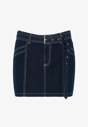 Mini-jupe en denim bleu foncé avec couture blanche, ceinture avant avec boucle et détails d'œillets sur les côtés.