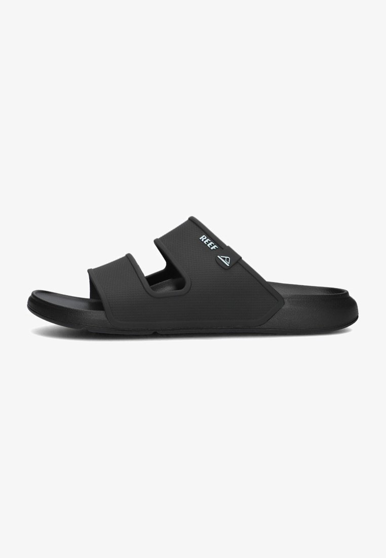 Zwarte slipper met een textuur bovenkant, een verstelbare band en een logo-accent. Duurzame rubberen zool ontworpen voor comfort en grip.