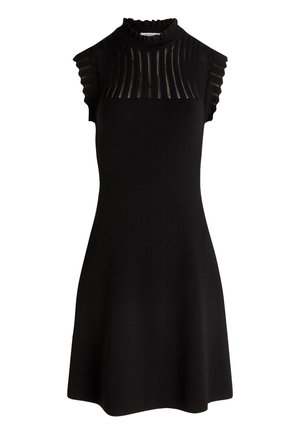 Robe noire avec un col montant, texture côtelée au niveau du buste et manches à volants. Silhouette en A, matériau en tricot doux. Design simple.