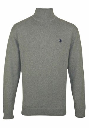 Pull à col roulé gris en tricot doux. Il présente des poignets et un ourlet côtelés, avec un petit logo bleu marine sur la poitrine gauche.