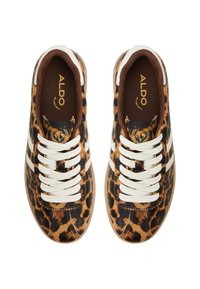 Sko med leopardmønster i brunt og sort faux pels, hvide snørebånd og tan gummisåler. Guld branding på indersålerne. Klassisk atletisk design.