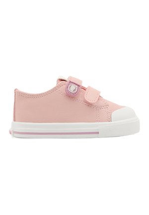 Zapatilla para niños sintética rosa con puntera de goma blanca, dos correas de Velcro y una suela texturizada que presenta franjas de acento rosas.