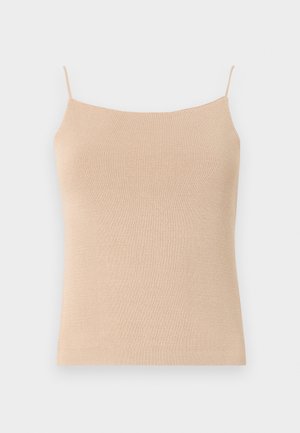Camiseta de punto beis con tirantes finos, que presenta un diseño ceñido y una tela texturizada, ideal para superponer o para uso casual.