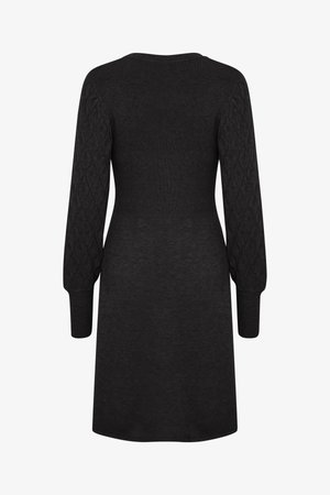 Zwarte gebreide jurk met een geribbelde lijf en lange mouwen met een getextureerd diamantpatroon. Het ontwerp heeft een ronde halslijn en een ontspannen pasvorm.