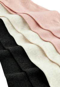 Fünf Paar strukturierte Socken in Pink, Creme, Schwarz und Grau. Jede Socke hat eine glatte Oberfläche und besteht aus einem weichen, dehnbaren Stoff.
