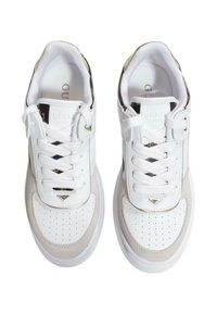Sneakers bianchi con pelle perforata e accenti in suede. Presentano motivi neri e dorati sui lati, lacci piatti e una linguetta imbottita.