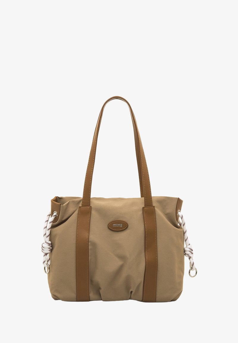 Borsa tote in tela beige con manici in pelle marrone, caratterizzata da dettagli in corda e una toppa con logo centrale. Design morbido, spazioso con finitura morbida e informale.
