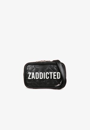 Zwarte neplederen tas met een rechthoekige vorm, verhoogd sterrenpatroon, witte tekst "ZADDICTED," en een ritsluiting met een afneembare schouderriem.