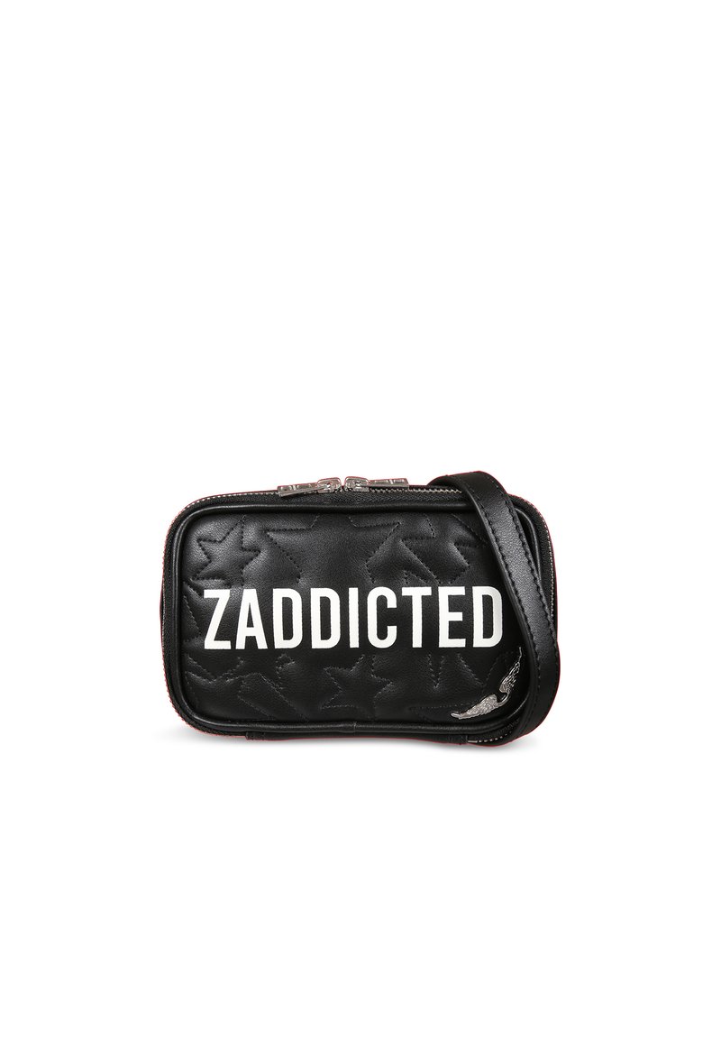 Zwarte neplederen tas met een rechthoekige vorm, verhoogd sterrenpatroon, witte tekst "ZADDICTED," en een ritsluiting met een afneembare schouderriem.