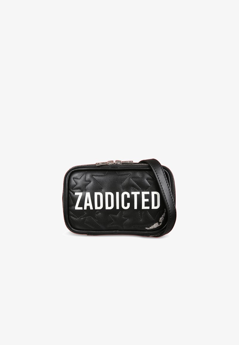 Schwarze Tasche aus Kunstleder in rechteckiger Form, mit geprägtem Sternmuster, weißem Text "ZADDICTED" und einem Reißverschluss mit abnehmbarem Tragegurt.
