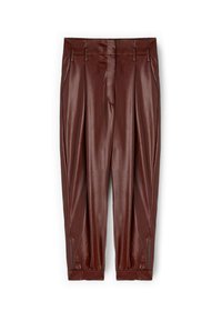 Bordeaux leren broek met een gepolijste afwerking, voorzien van plooien, zijzakken en ritsdetails bij de enkels. Op maat gemaakt ontwerp met taps toelopende benen.