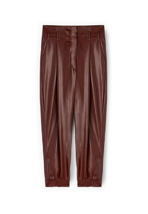 Burgunderfarbene Lederhosen mit glänzender Oberfläche, ausgestattet mit Falten, Seitentaschen und Reißverschlüssen an den Knöcheln. Maßgeschneiderter Schnitt mit schmal zulaufenden Beinen.