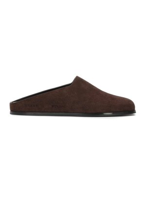 Męskie brązowe zamszowe chodaki wsuwane, z zaokrąglonym noskiem i czarną podeszwą, bez tylnej części dla łatwego noszenia w pomieszczeniach lub na co dzień.