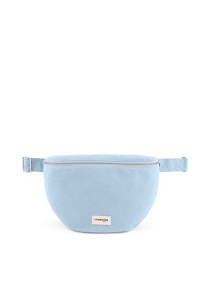Sac banane en tissu bleu clair avec sangle ajustable et fermeture éclair, arborant une petite étiquette beige avec le nom de la marque "rivedroite Paris".