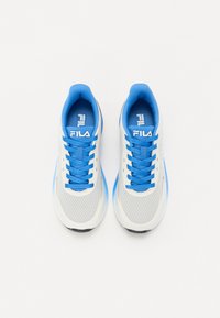 Baskets de sport grises et bleues avec un dessus en mesh, lacets plats, col rembourré et semelle dégradée avec un embout en caoutchouc noir.