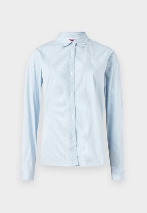 Világoskék hosszú ujjú ing függőleges fehér csíkokkal, gombos elejű, hegyes gallérral és kis logórészlettel a mellkason.
