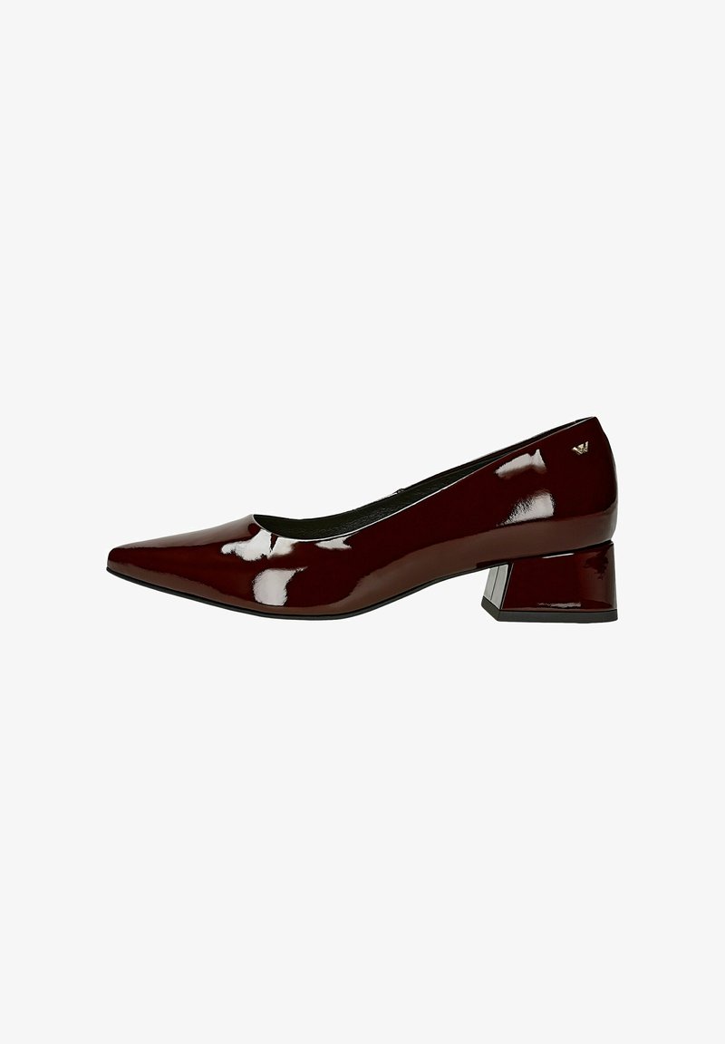 Escarpin en cuir laqué bordeaux avec un bout pointu et un talon carré épais. Présente un discret accent logo près du talon.