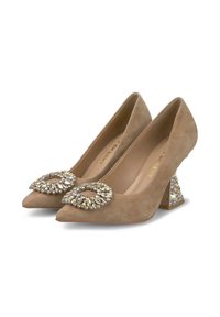 Décolleté in camoscio beige con punta affilata, adornato con una spilla di strass e tacco quadrato metallico con accenti trasparenti.