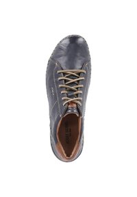 Marineblaue Lederschuhe mit abgerundetem Zeh, schlankem Profil, hellbraunen Schnürsenkeln und Kontrastnähten. Das Innenfutter ist in Beige gehalten und die Marke ist sichtbar.