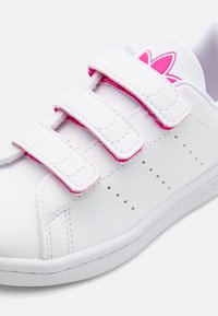 adidas Originals STAN SMITH COMFORT CLOSURE KIDS - Tenisice - footwear white/semi lucid fuchsia
