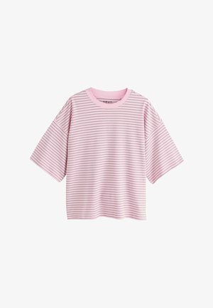 Rosa kurzärmeliges T-Shirt mit dünnen horizontalen schwarzen Streifen und rundem Ausschnitt, flach auf einem weißen Hintergrund gelegt.