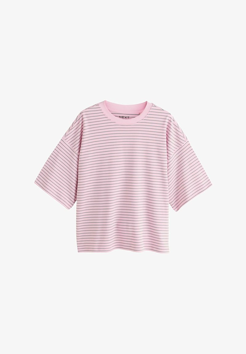 Lyserød t-shirt med korte ærmer, tynde horisontale sorte striber og rund halsudskæring, lagt fladt på en hvid baggrund.