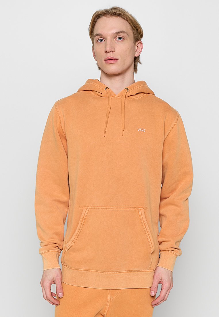 Oranger Kapuzenpullover aus weichem Stoff mit einer Fronttasche, Kordelzügen und einem kleinen gestickten Logo auf der Brust. Einfaches Design.