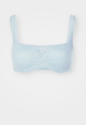 Helles blaues Spitzen-Bralette mit floralem Muster, weicher Textur und dünnen Trägern. Verfügt über ein nahtloses Design und glatte Kanten.