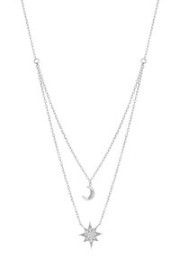 Zilverkleurige gelaagde ketting met een sterpendant versierd met rhinestones en een halve maan charme. Verstelbare kettinglengte.