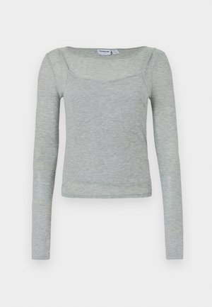 Lys grå ribbet langærmet top med firkantet udskæring og let figursyet silhuet.
