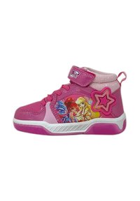 Sneaker alte rosa con cinturino in Velcro, con una grafica di una fata sul lato e un accento a forma di stella. Realizzate in materiale sintetico.