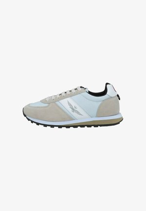 Scarpe sportive con una tomaia sintetica azzurro chiaro, dettagli in suede grigio, strisce laterali bianche e suola nera. Presentano un design con lacci.