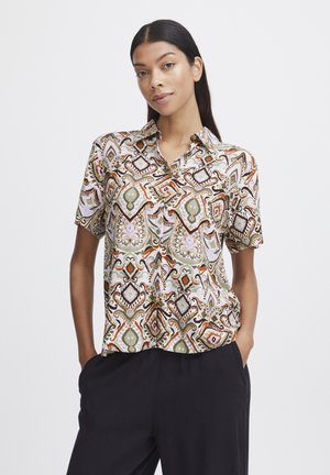 Korta ärmar blus med ett färgstarkt, intrikat paisley-mönster i nyanser av grönt, brunt och rosa, med klassisk krage och avslappnad passform.